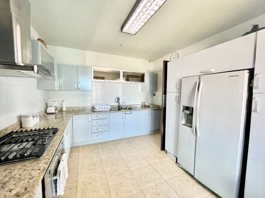 Bright secondary bedroom with built-in closet and en suite bathroom PH Mirador Costa del Este Panama