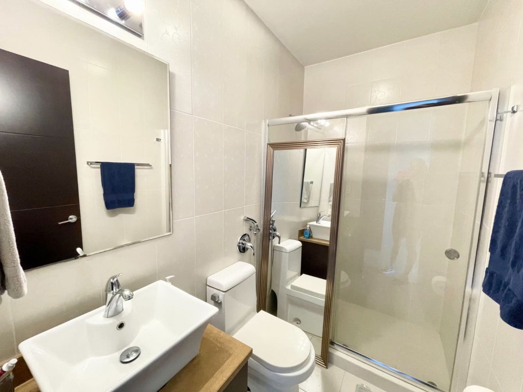 Third bedroom with natural light, built-in closet, en suite bathroom at PH Mirador Costa del Este Panama