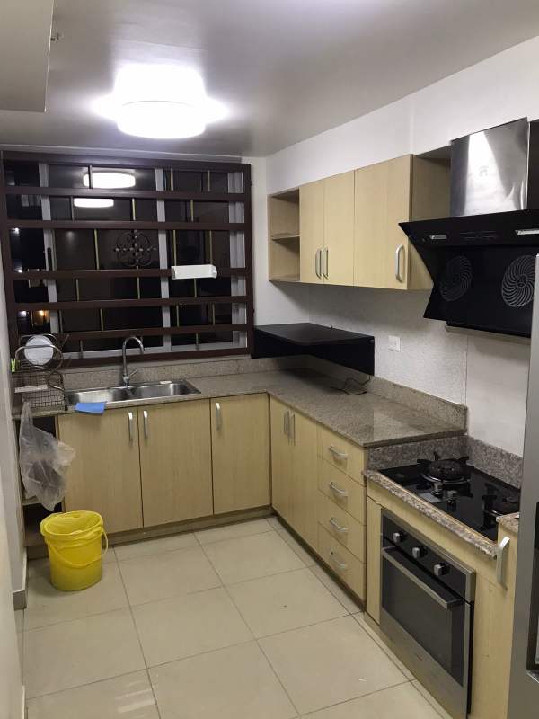 L-shaped granite countertop kitchen with stove oven in PH Rokas Condado del Rey Panama