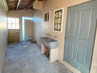 Laundry area with concrete sink glass block wall Residencial Miraflores Penonomé