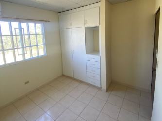 Bedroom closet with drawers and shelving in Residencial Miraflores Penonomé