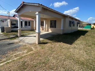 Single-story beige house with carport tiled roof front yard Penonomé Coclé