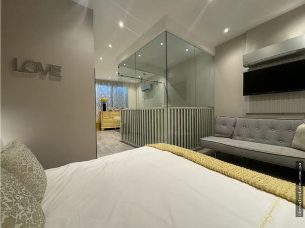 Minimalist bedroom with en-suite glass shower and TV Pearl at the Sea Costa del Este