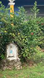 Blue house with porch and large front lawn in Villa Esperanza Penonomé