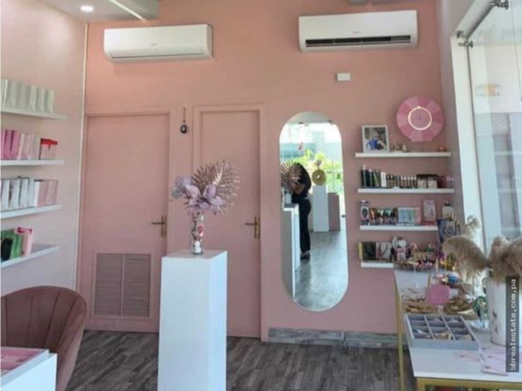 Two-level commercial plaza with large glass storefronts, Midtown Plaza San Francisco Panama