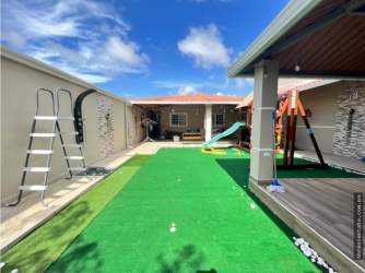 Family-friendly covered patio with playground and artificial grass in Nuevo Emperador Arraiján