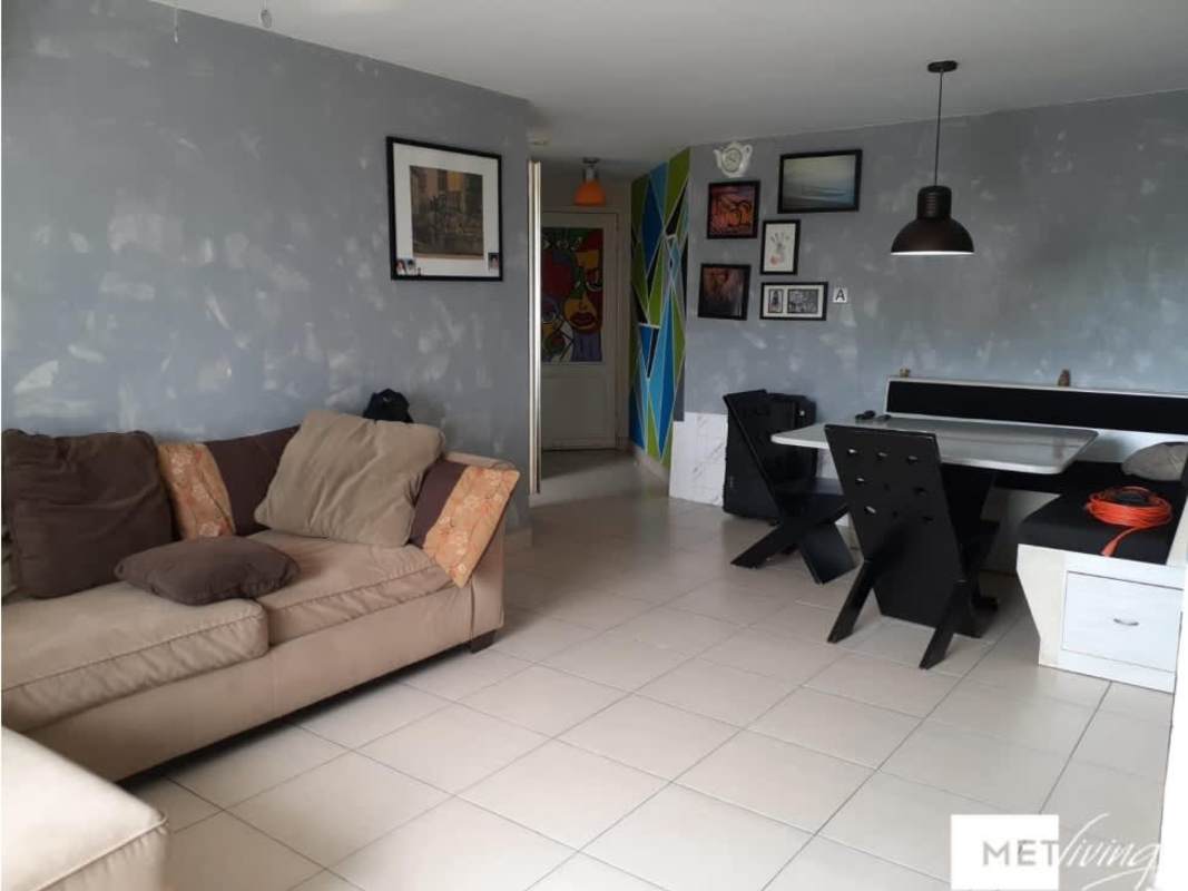 Contemporary open-plan living and dining room with decorated walls in PH Mirador Siena Panama