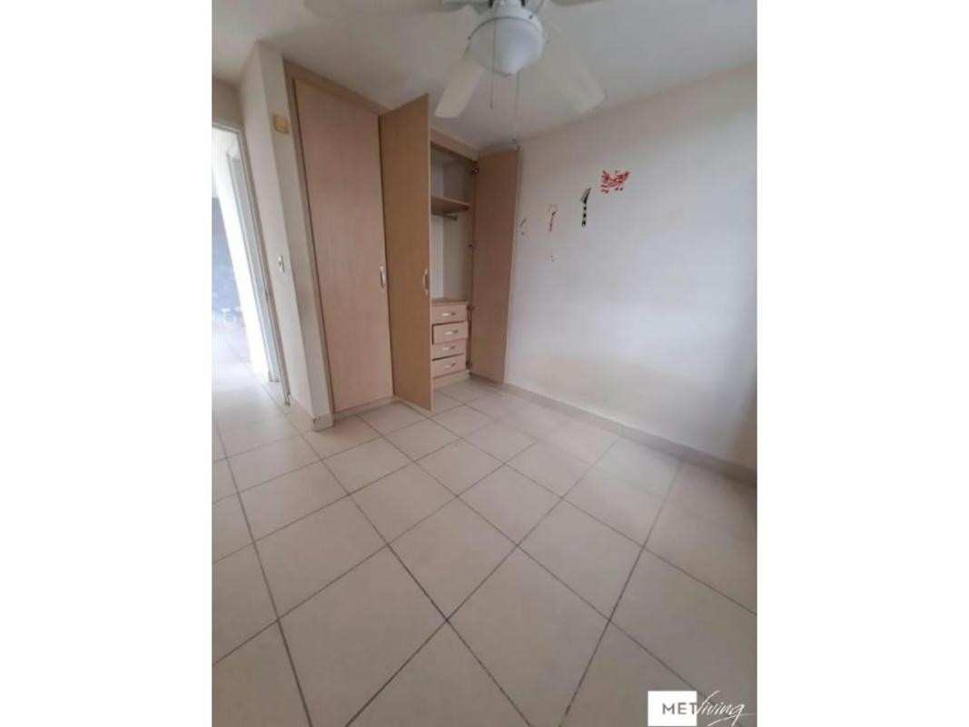 Bedroom with built-in wardrobe neutral colors tile floor ceiling fan PH Mirador Siena Panama