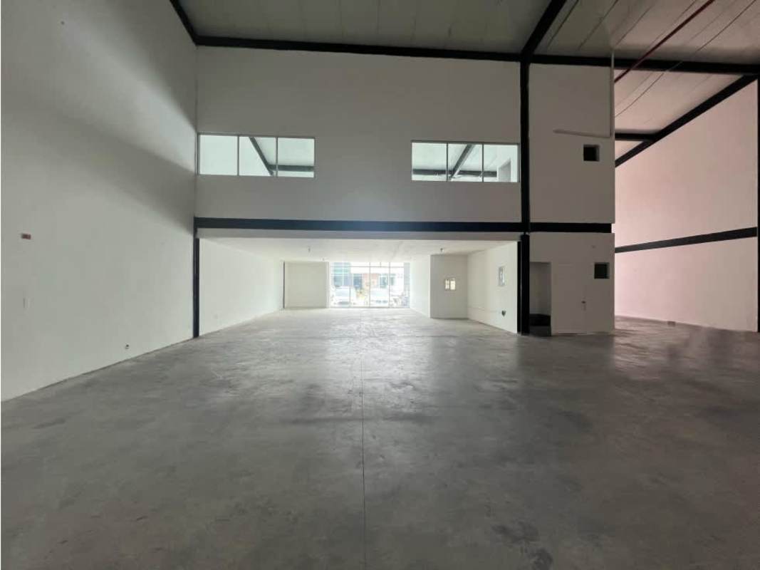 Spacious warehouse open area high ceilings mezzanine level windows Panama City