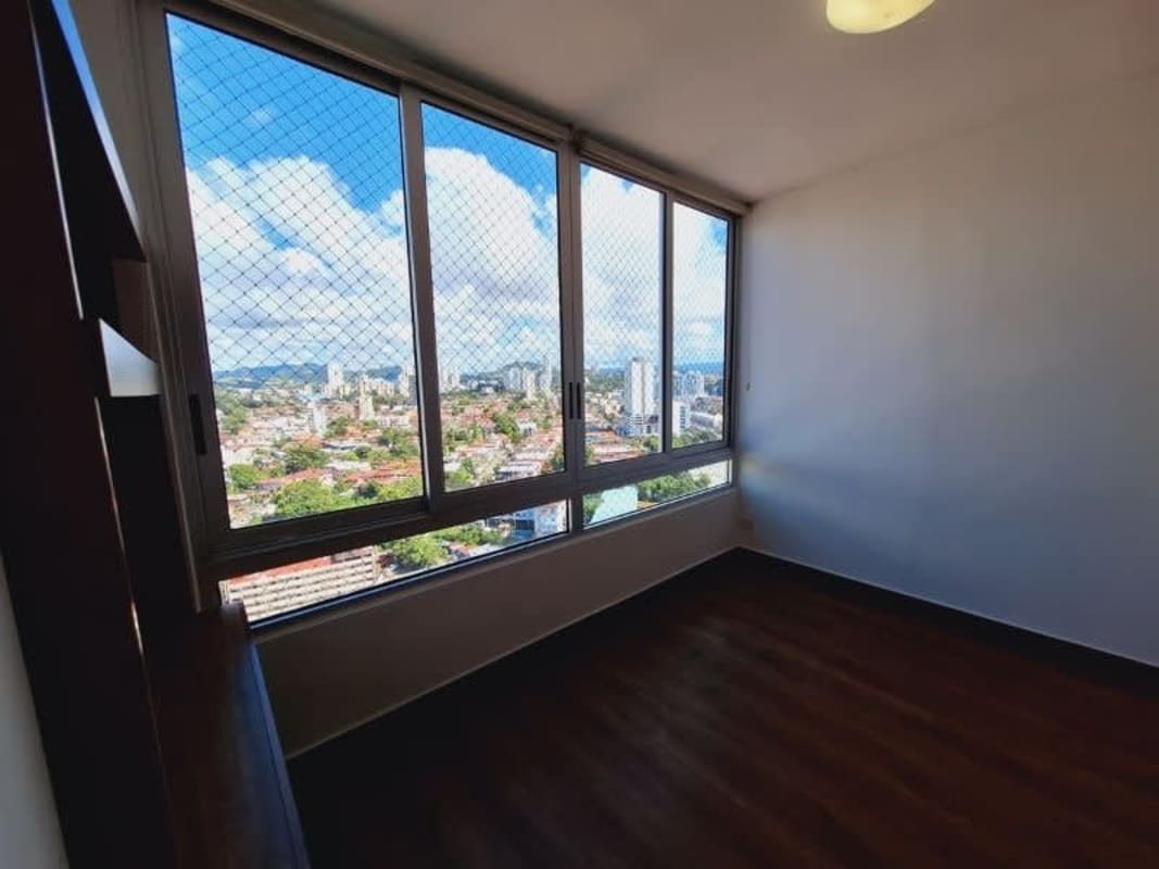 Bedroom with wood flooring, large window city view PH Macedonia Towers Panama
