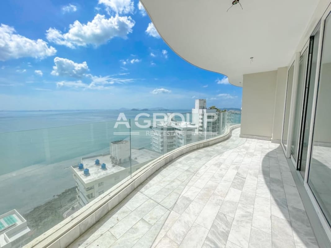 Bright unfurnished modern living room with floor-to-ceiling windows and ocean views in PH The Towers Punta Paitilla