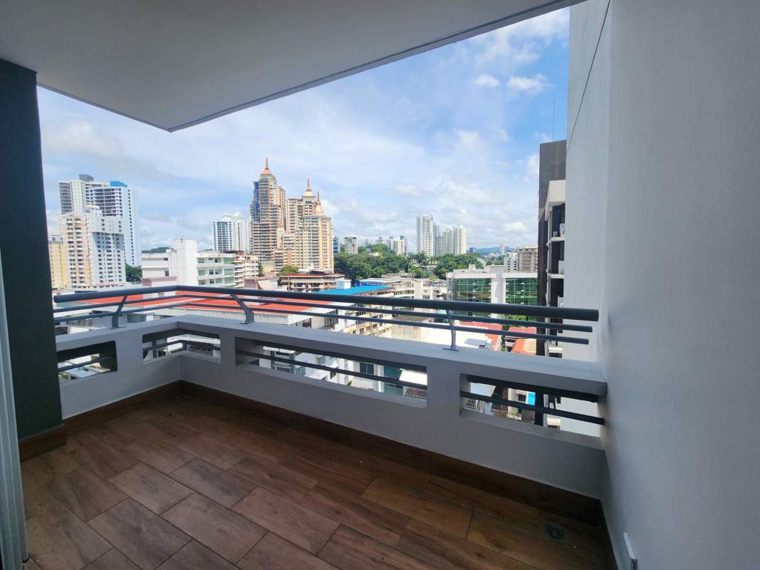 Rooftop pool, jacuzzi, cabanas overlooking Panama City skyline PH Luxor Tower