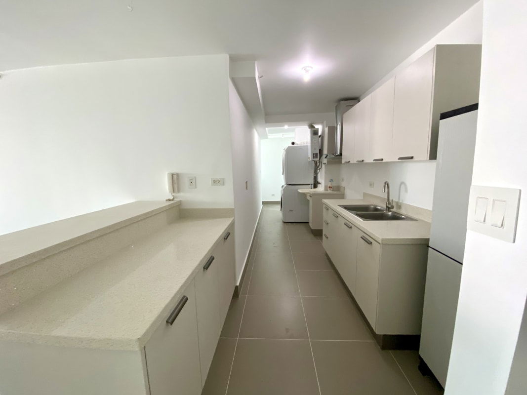 Glass balcony with city and Pacific Ocean views in PH Miramar Panama for sale