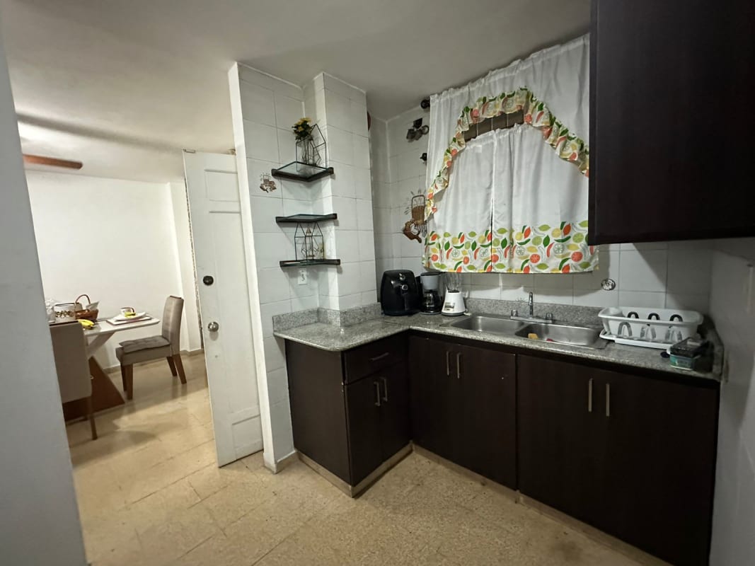 Traditional kitchen dark wood cabinets granite countertops PH Plaza del Golf Panama City