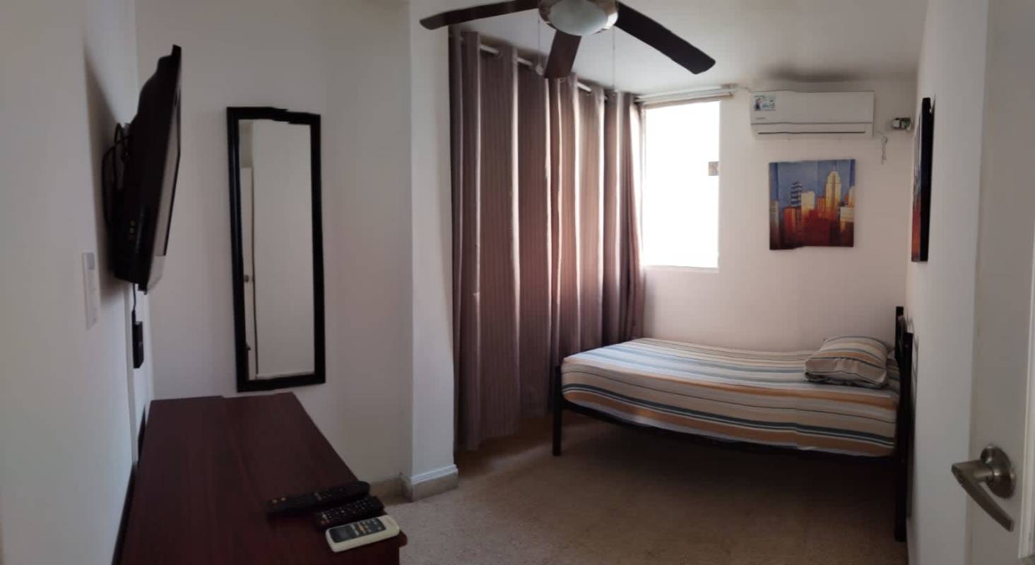 Furnished bedroom with air conditioning, desk, TV PH Vía Veneto for rent El Cangrejo Panama