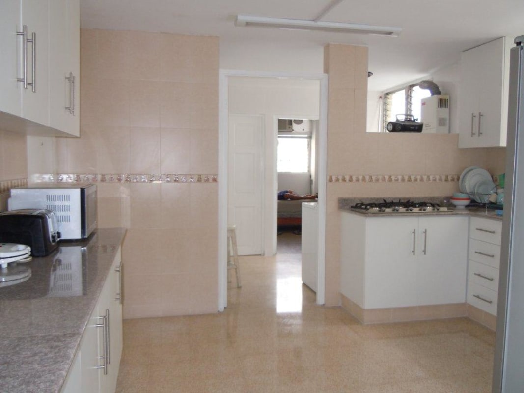 Modern furnished bedroom with queen bed, balcony, AC at PH Vía Veneto El Cangrejo Panama City