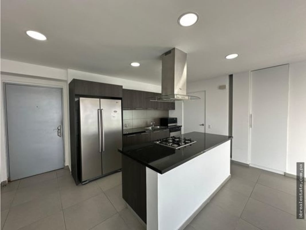 Oceanfront infinity pool and sun deck in PH Yacht Club Avenida Balboa Panama City