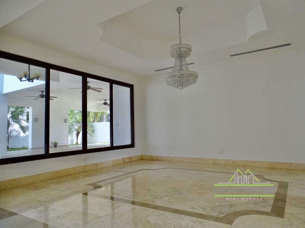 Luxury 4BR House with Pool Costa del Este Town Center
