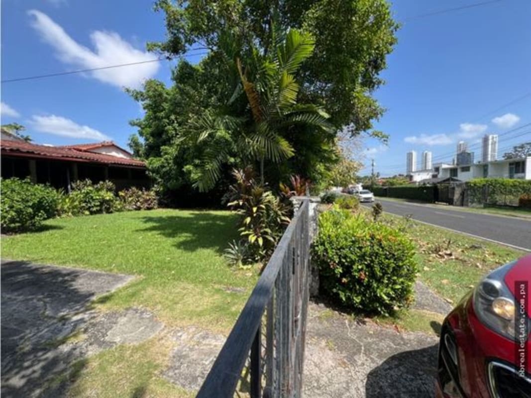 Luxury 5BR House with Pool & Garden Altos del Golf Panama