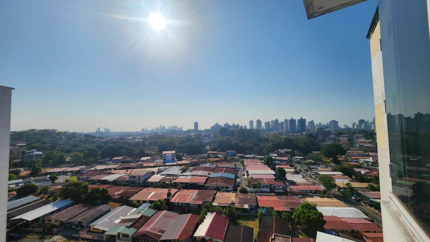 Dining space open plan bright window PH Colonial Tower Villa Cáceres Panama