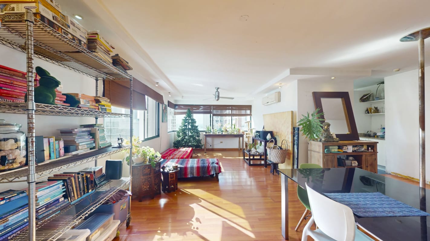 Master bedroom with built-in closet and large window PH Country Park Tower 200 Panama