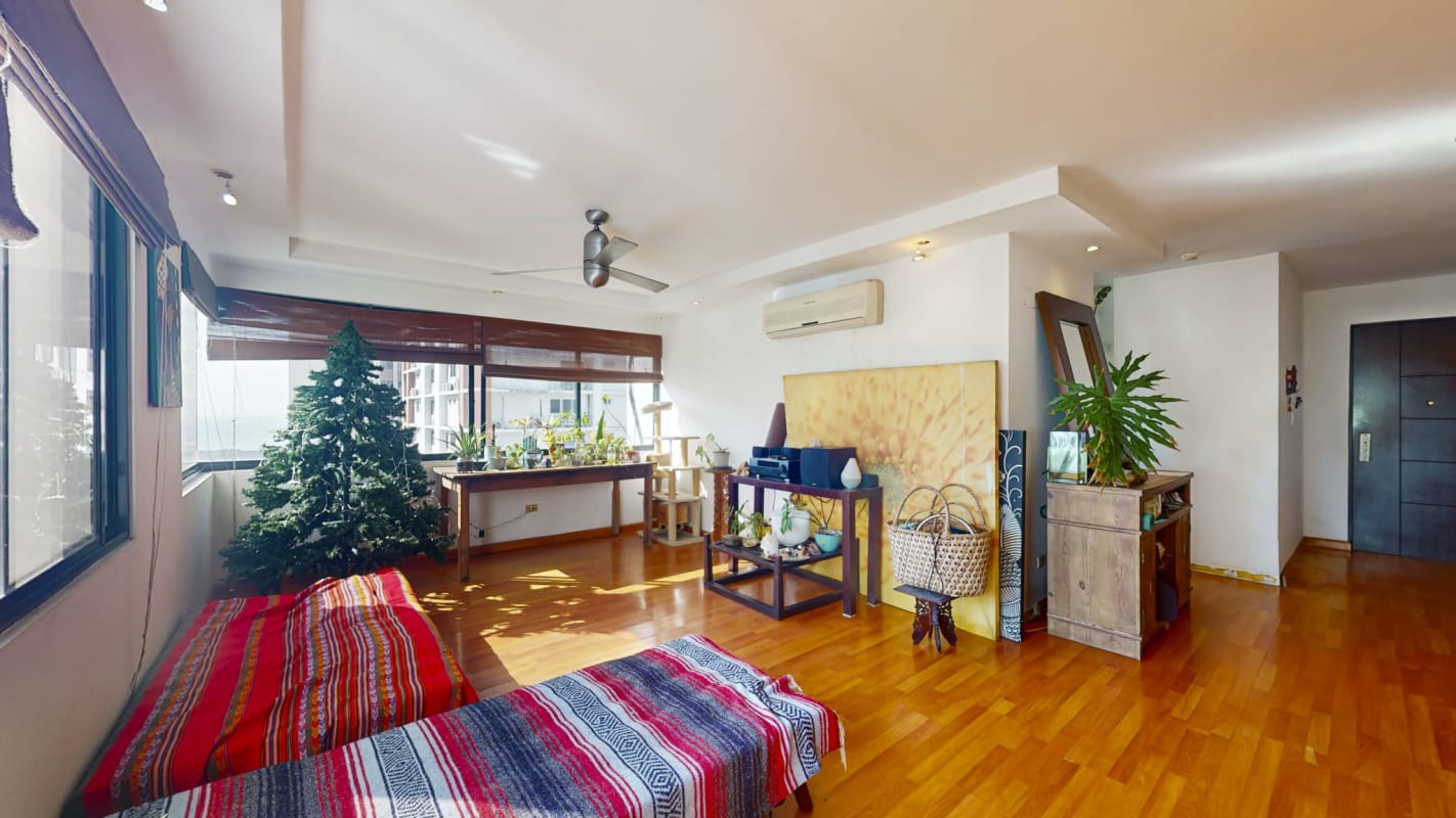 Closed kitchen with granite countertops and cabinetry in PH Country Park Tower 200 San Francisco Panama