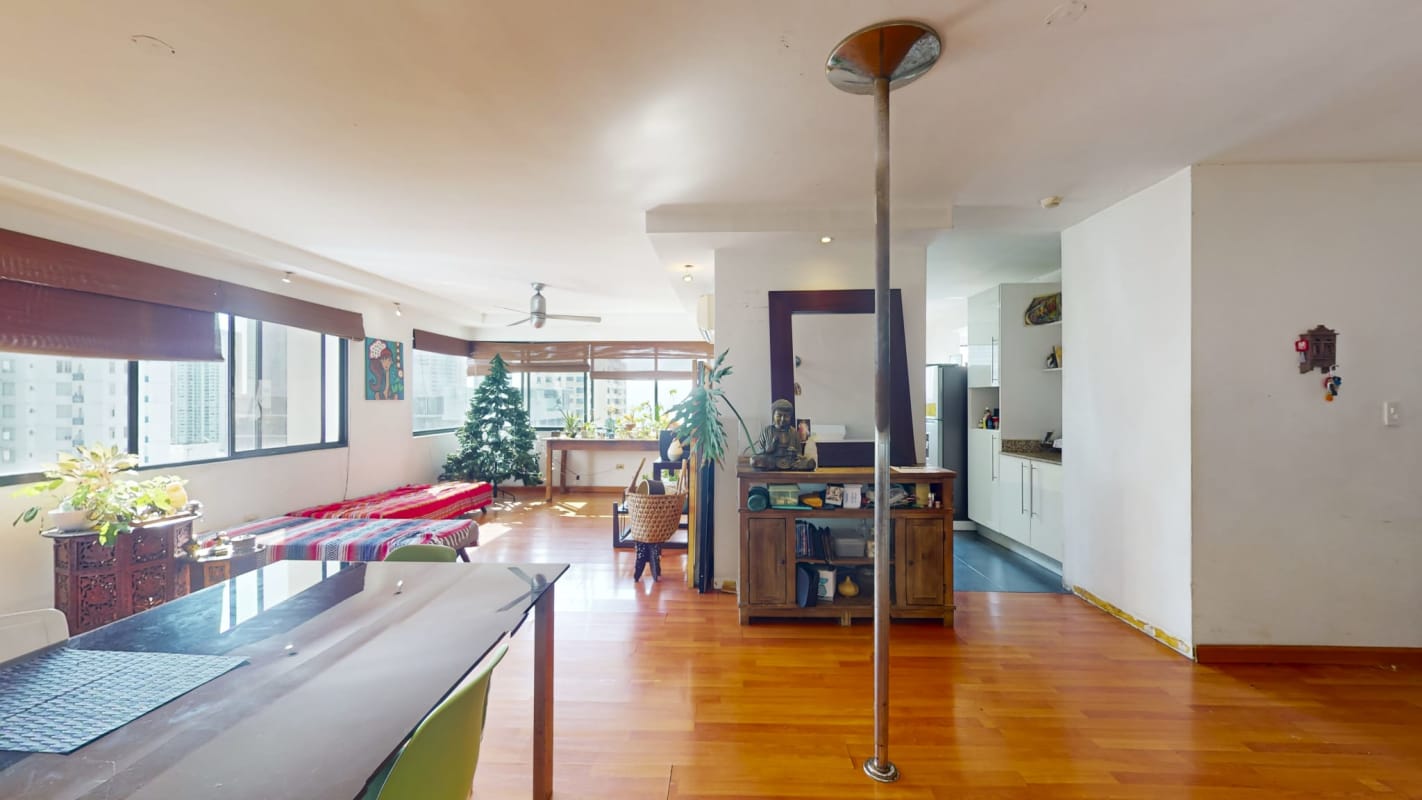 Secondary bedroom with closet and window PH Country Park Tower 200 San Francisco Panama