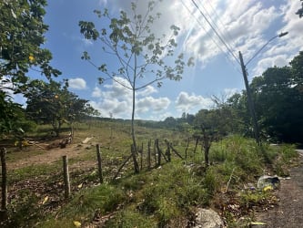 Grassy land with gentle slope and open sky at Cerro Silvestre in Arraiján