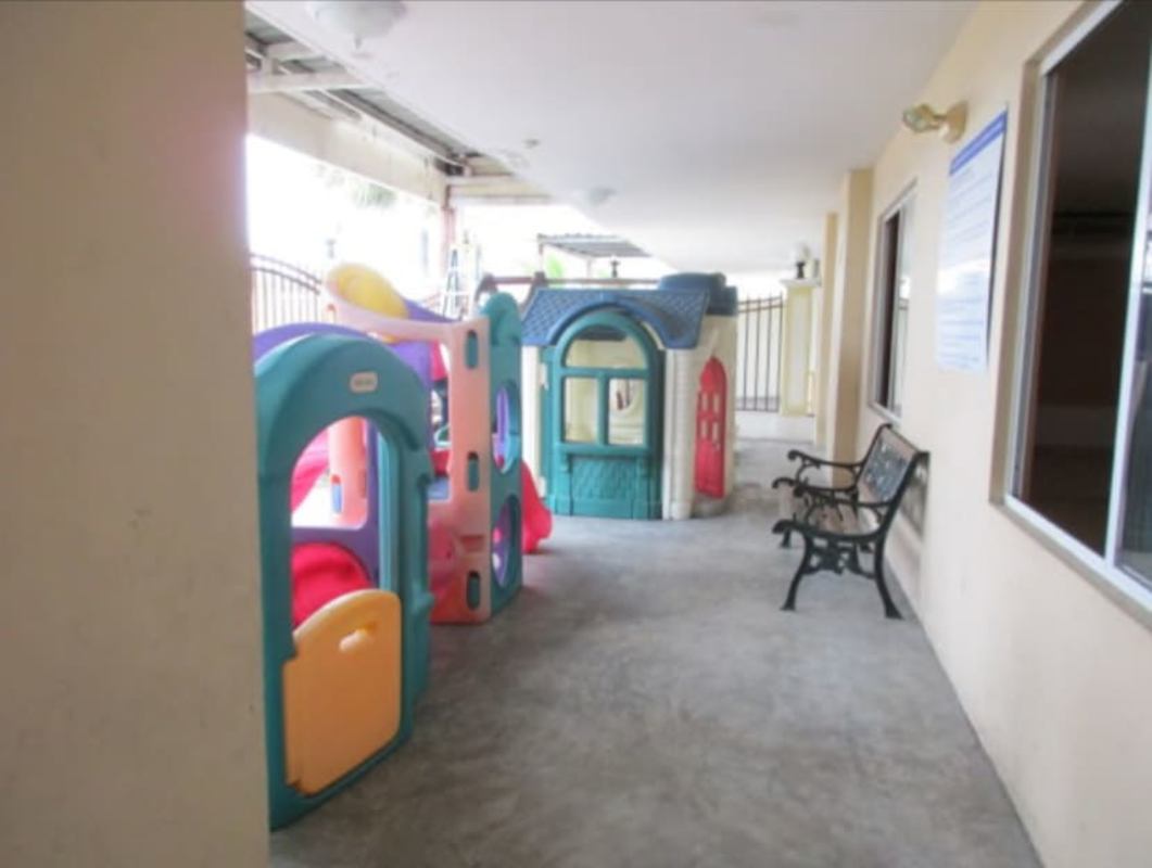 Outdoor swimming pool and jacuzzi with palm tree landscaping PH Park Place Parque Lefevre Panama