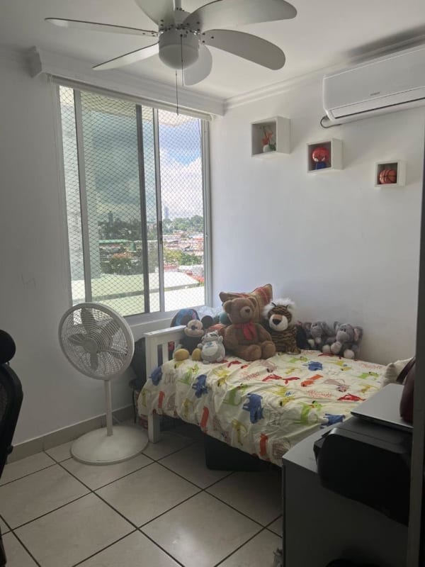 Kids bedroom with window city view, AC, fan PH Lefevre 75 Panama