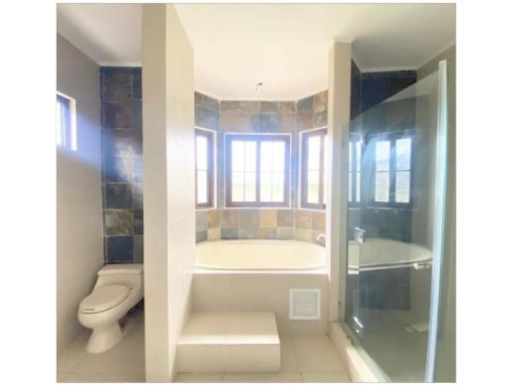 Luxury 4BR House for Sale in El Doral Costa Sur