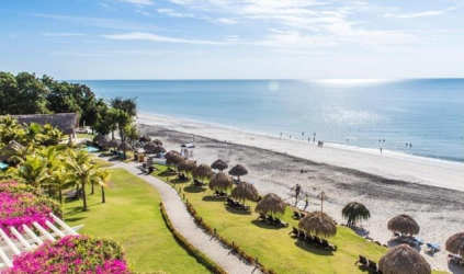Beachfront palm trees, sand, gardens at Bijao Beach Club & Residences community, Panamá