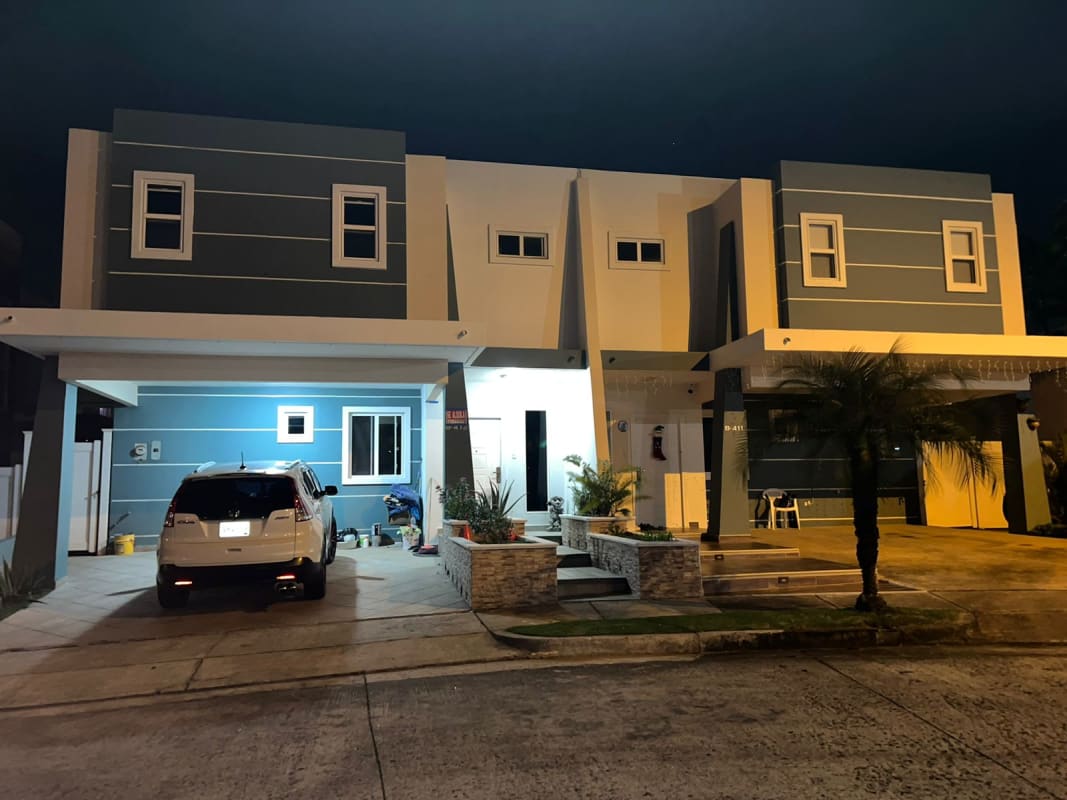 Kitchen with ceramic tile, cabinetry, stove, double sink PH Alpes Panama