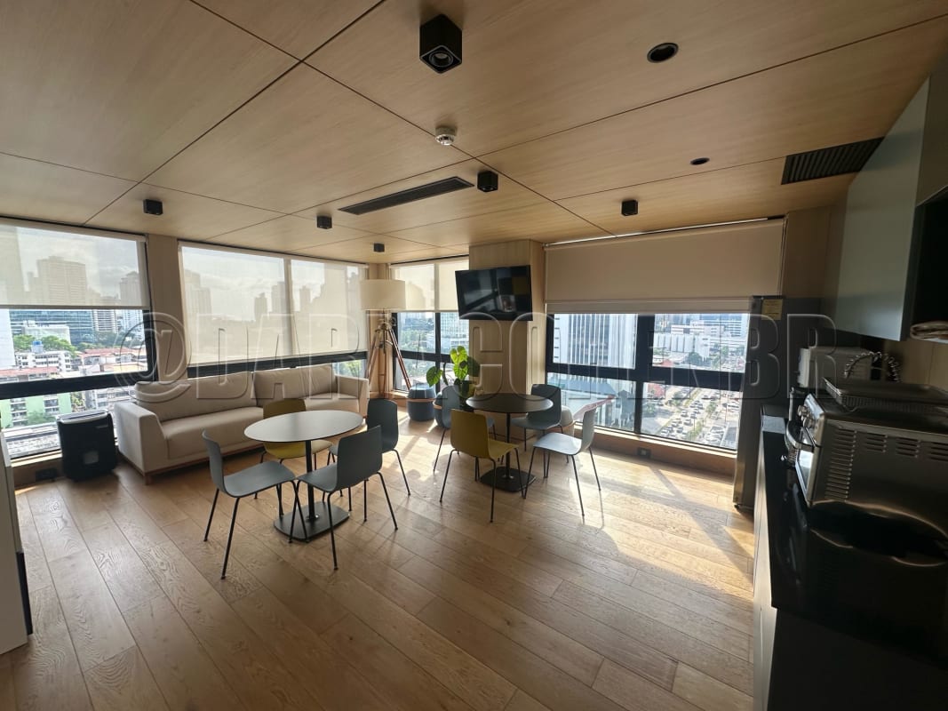 Large windows showcasing skyline city views from commercial space Plaza 2000 Obarrio Panama