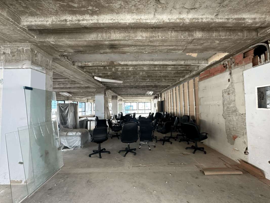 Urban unfinished open plan commercial space exposed ceiling large windows city view Plaza 2000 Panama