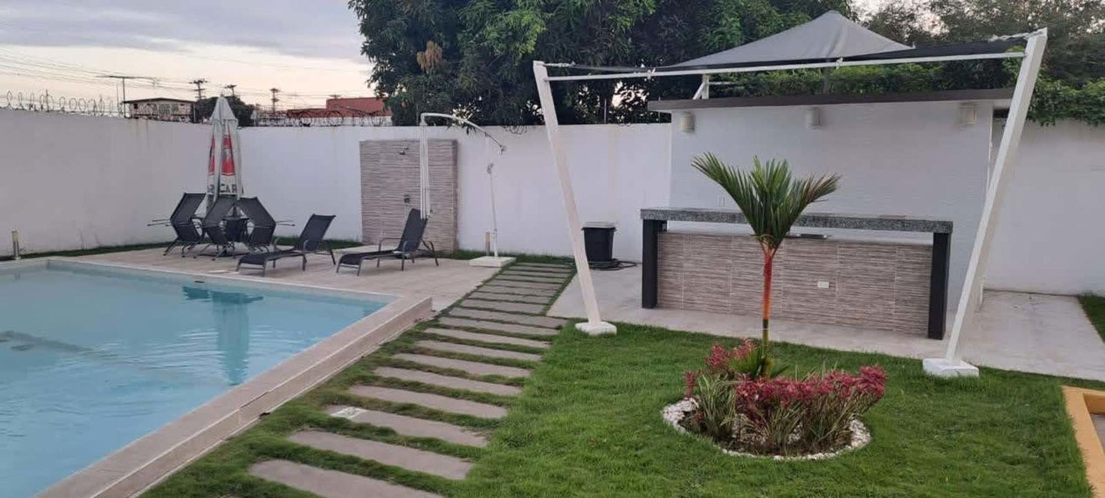 Children's pool shallow zone and kids playground area at PH Terrazas de Balmoral Pedregal Panama City