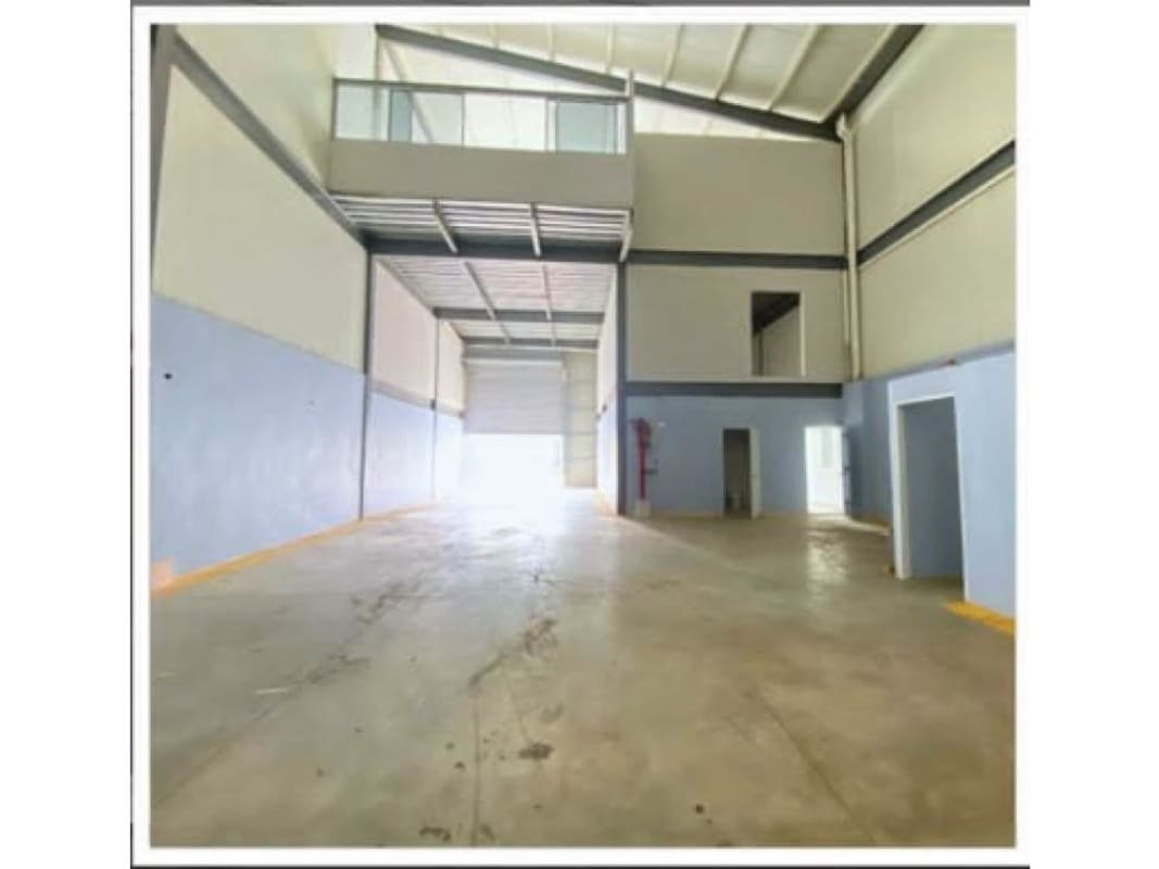 Industrial style mezzanine and staircase inside commercial warehouse Plaza Milla 8 Panama