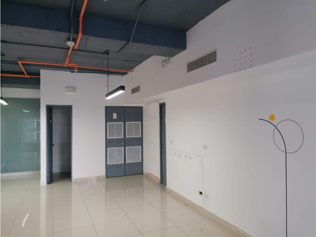 Glass-walled meeting room with city views in PH BICSA Financial Center Panama