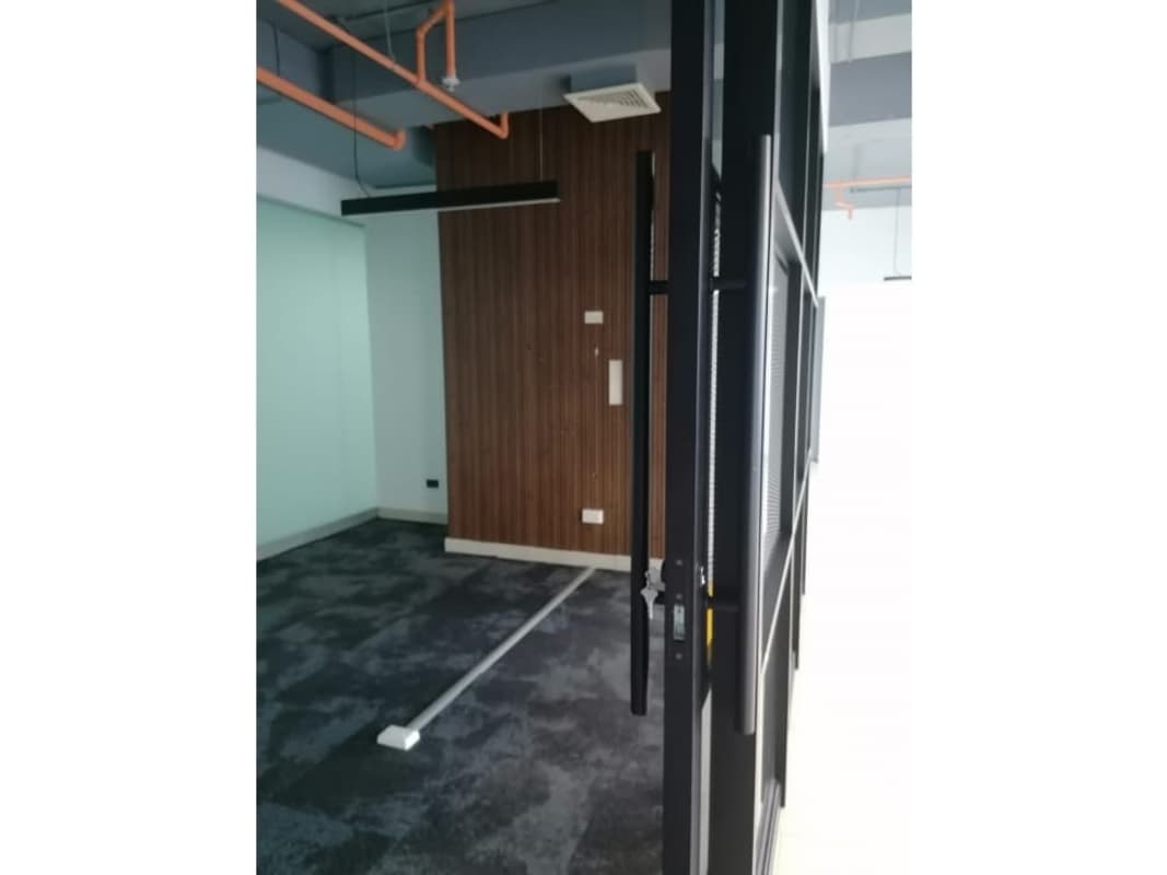 Private office room with glass walls in PH BICSA Financial Center for rent