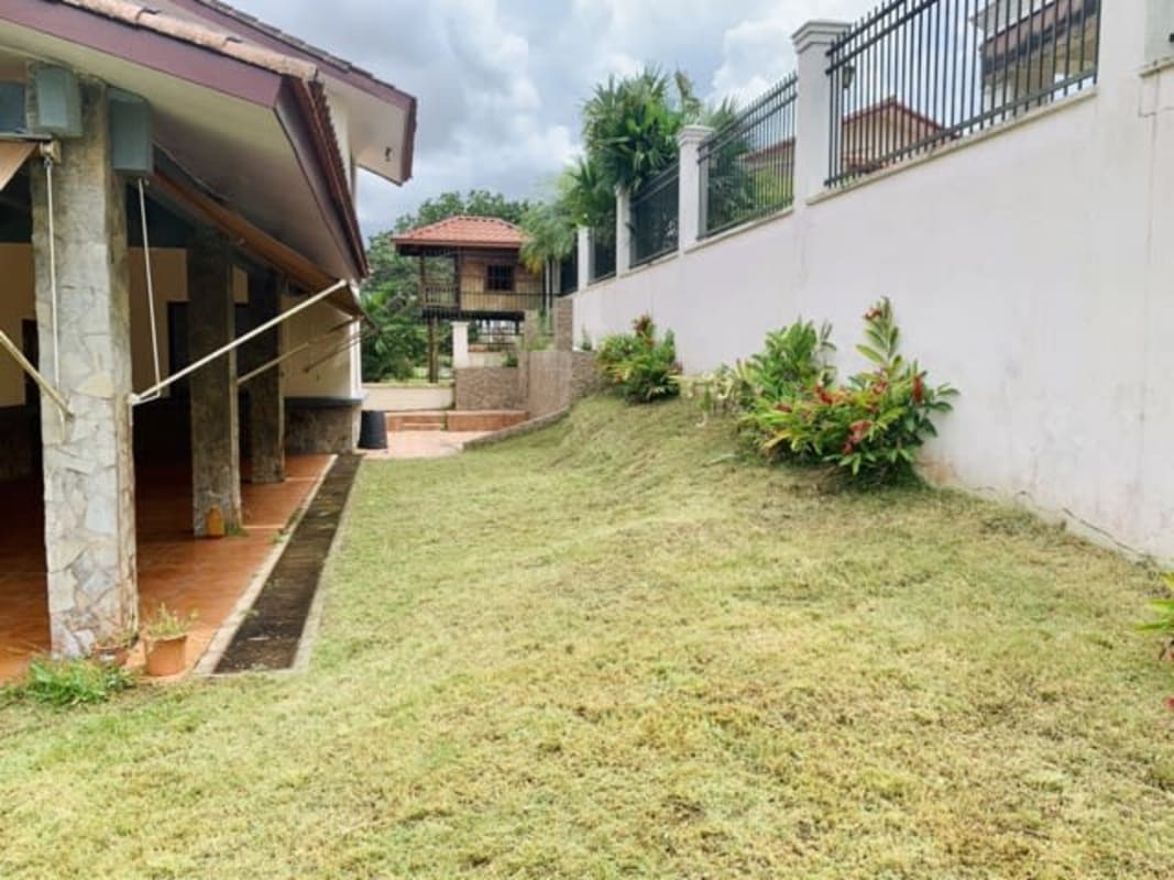 Spacious bedroom with windows, ceramic tile and ensuite bath rent house Clayton Panama