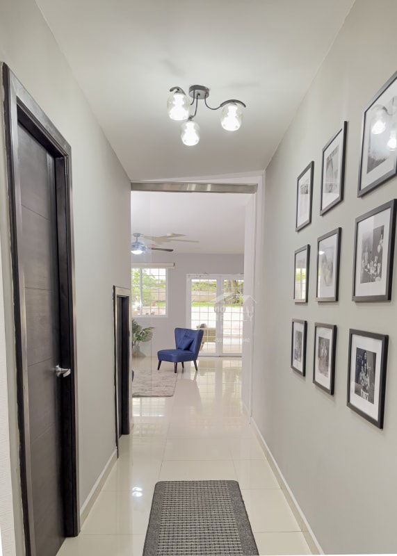 Contemporary kitchen with island breakfast bar and granite countertops house for sale Panama