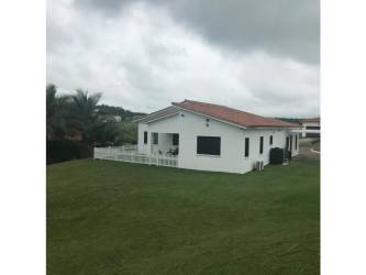 Open front porch and wide green lawn single-floor house for rent in San Carlos Panama