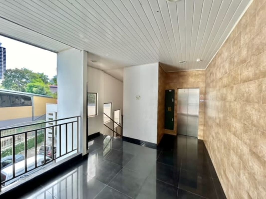 Open plan commercial interiors white walls glass dividers PH Plaza Nicoya Calle 50 Panama