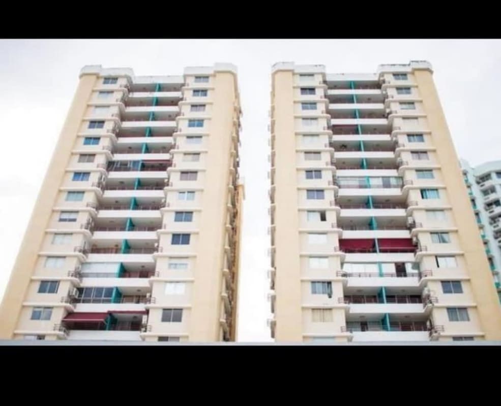 Bedroom space featuring AC unit and window blinds in PH El Marquez Panama City