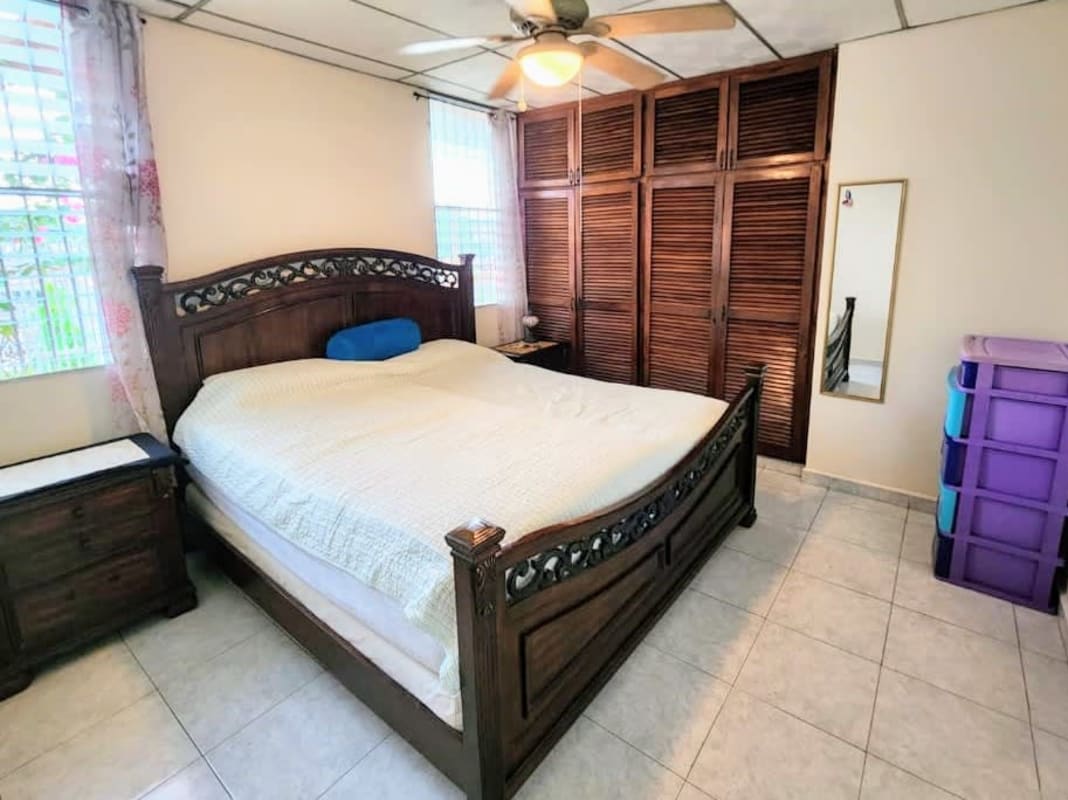 Bedroom with single bed pink curtains tile floor PH Villa de Vizcaya Condado del Rey Panama