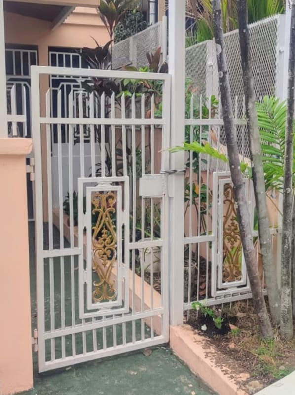 Security gate garden peach wall plants villa de vizcaya condado del rey panama