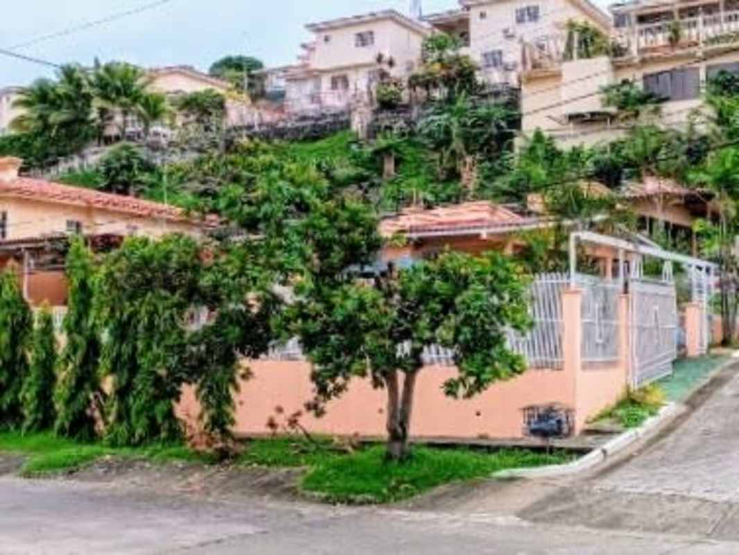 Multi-family homes lush gardens hillside PH Villa de Vizcaya Condado del Rey Panama City