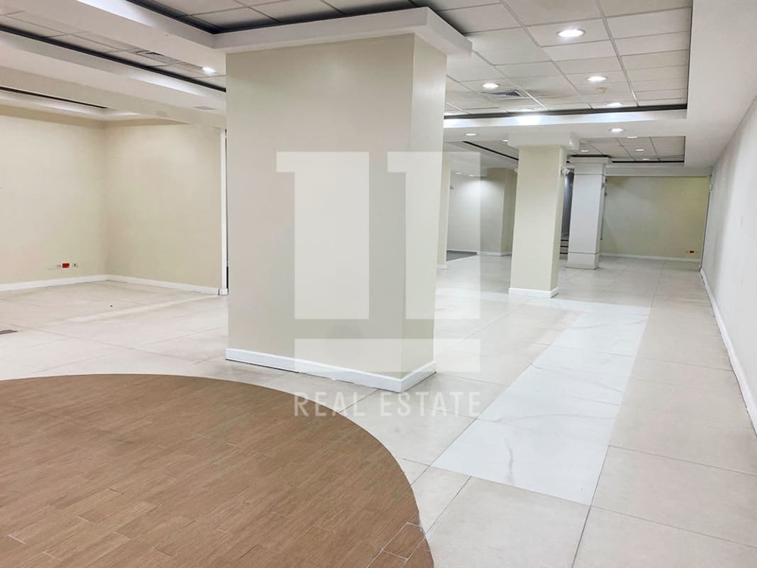 Lobby space with ceramic tile floor and neutral tones at PH Beta 120 Panama City on Vía España