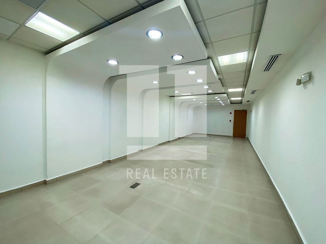 Large open plan office interior with neutral tile flooring in PH Beta 120 Panama City Vía España