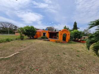 Covered patio with hammocks and seating in house for sale Senderos de Antón Coclé Panama